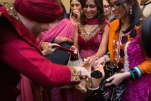 लग्नात मेहुण्या नवरदेवाचे शुज का लपवतात? या मागचं कारण माहितीय का?