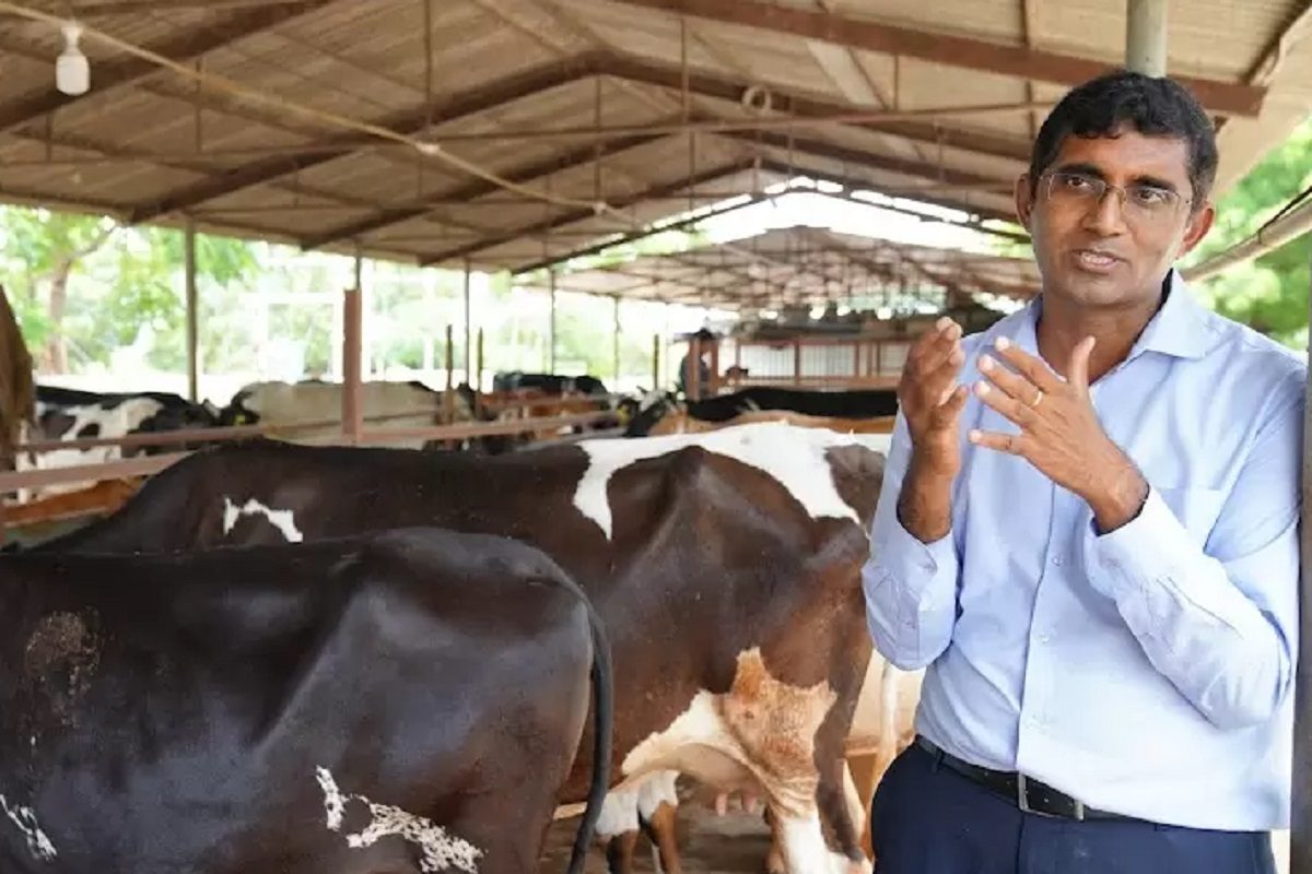 IITतून पदवी, महिना 50 लाखांची नोकरी; सगळं सोडून सुरू केली दूध विक्री, थक्क करणारी यशोगाथा