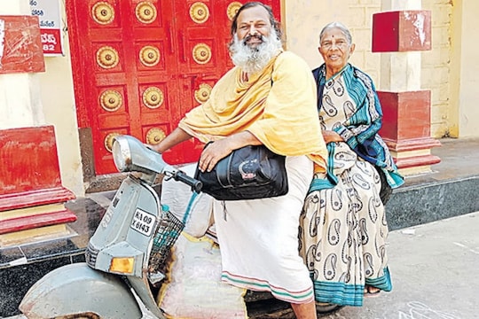 कलियुगातील श्रावण बाळ! लाखोंची नोकरी सोडली, वडिलांच्या निधनानंतर स्कूटरने आईला करवतोय भारत दौरा