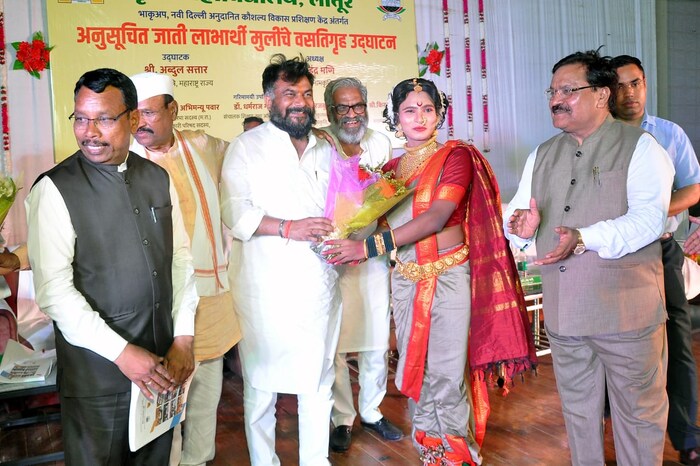 बीडच्या गेवराईत शिवमनं सलग 26 ताल लावणी करण्याचा विश्वविक्रम केला. त्याच्या या विक्रमाची दखल ऑरेंज बुक ऑफ वर्ल्ड रेकॉर्डनं घेतली आहे. शिवमनं न थकता, न थांबता सलग 26 तास लावणी सादर करून या विश्वविक्रमाला गवसणी घातली. 