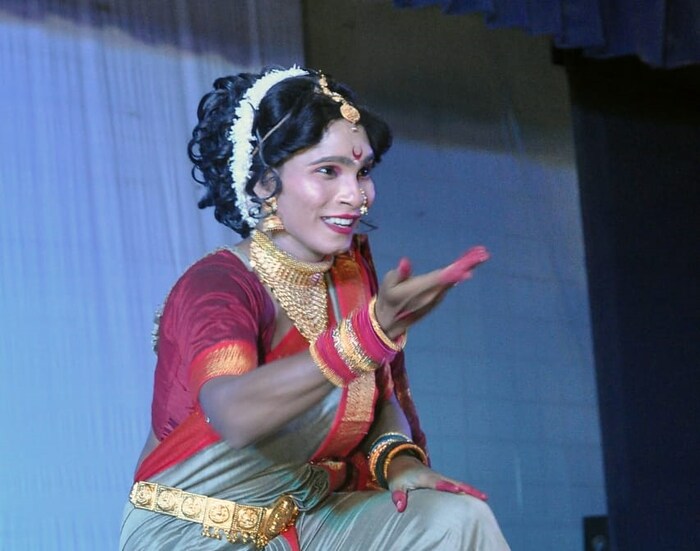  शिवम हाा मुळचा असून सध्या लातूरमध्ये कृषी पदवीचे शिक्षण घेतोय. त्याला लहानपणापासूनच लावणीची आवड होती. लावणी सम्राज्ञी सुरेखा पुणेकर यांची लावणी बघून त्याला या नृत्य प्रकाराबद्दल आकर्षण वाटू लागलं.