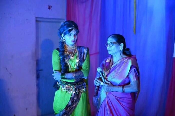 लावणी म्हटलं की आपल्याला एखादी लावणी सम्राज्ञी आठवते. लावणी ही केवळ महिलांची मक्तेदारी नाही तर पुरुषही पायात घुंघरू बांधून आपल्या अदाकारीने लाखोंची मने जिंकू शकतो. 