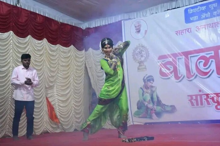  आपला विश्वास बसणार नाही मात्र मुळचा सातारकर आणि सध्या वास्तव्यास असणारा लावणी सम्राट शिवम विष्णू इंगळेनं हे करून दाखवलं आहे. त्याच्या लावणीनं अनेकांना भूरळ घातली असून सोशल मीडियावरही शिवमच्या अदाकारीचे लाखो चाहते आहेत.
