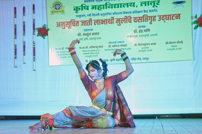 महाराष्ट्राची लोककला अस्सल मराठीची ठसकेबाज लावणी ही तमाम मराठी जनांची अस्मिता आहे. हीच लावणी सातासमुद्रपार पोहोचली असून तिचे जगभरात चाहते आहेत. 