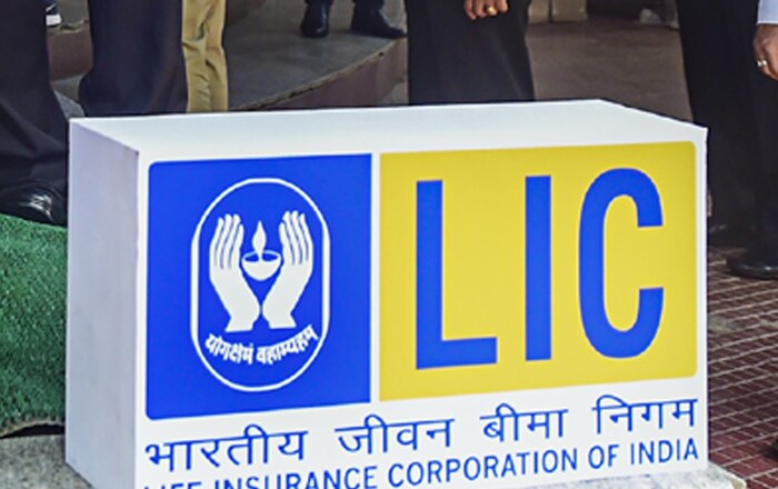  LIC च्या सरल पेन्शन योजना : च्या या योजनेचे लाभार्थी वर्षाला किमान 12000 रुपयांची वार्षिकी खरेदी करू शकतात. या योजनेतही गुंतवणुकीसाठी कमाल मर्यादा नाही. 40 ते 80 वर्षे वयोगटातील लोक ही पेन्शन योजना खरेदी करू शकतात.