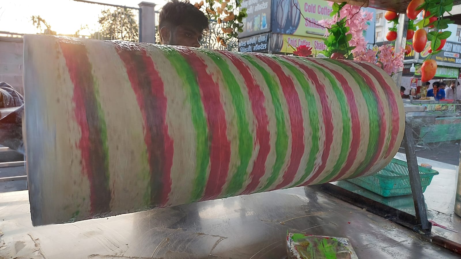 या आईस्क्रीमला विष्णु कुमार निषाद यांनी लखनौला आणले आहे. कुमार यांनी हे आईस्क्रीम महाराष्ट्रात शिकून लखनौमध्ये याची शॉपी काढली आहे. लखनौच्या 1090 चौकाजवळील चातोरी गल्लीमध्ये संध्याकाळी 6 ते रात्री 9 या वेळेत हे आइस्क्रीम लोकांना खाण्यासाठी उपलब्ध आहे. एका आईस्क्रीमची किंमत 80 ते 100 रुपयांपर्यंत आहे.