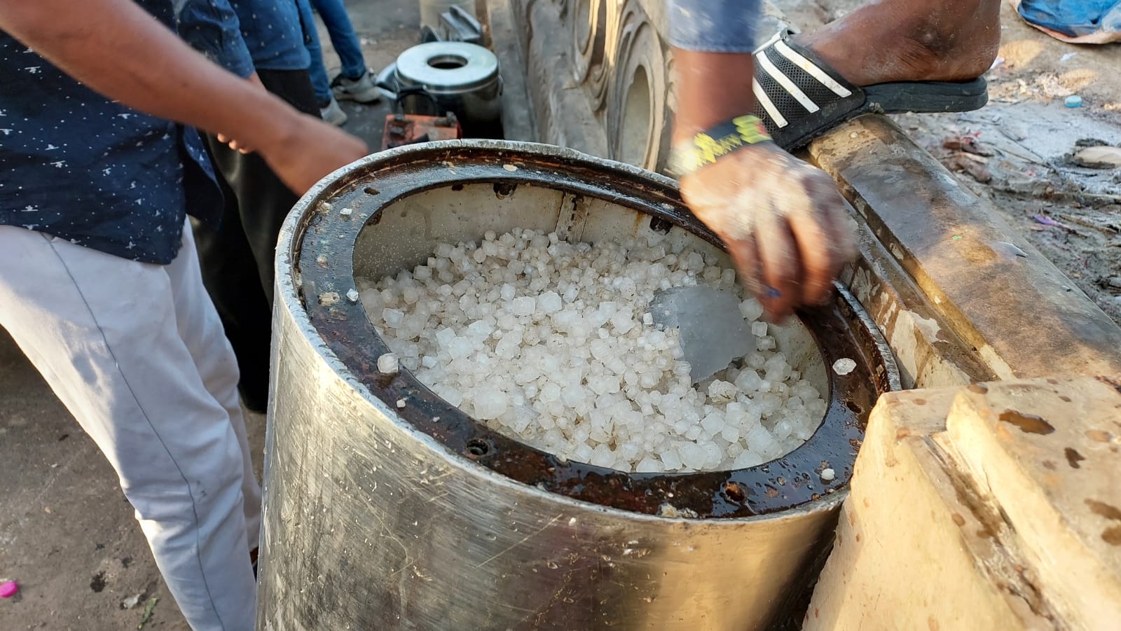 मग तो ड्रम वर ठेवला जातो. हँडल त्याच्या आत ठेवल्या जातात ज्याद्वारे ते फिरवले जाते. या ड्रमची नीट साफसफाई केल्यानंतर त्यावर वेगवेगळ्या फ्लेवरचा थर टाकला जातो. हा थर सुकल्यानंतर कडक झाल्यावर चमच्याच्या साहाय्याने एका भांड्यात काढून ग्राहकाला दिला जातो. विष्णू निषाद यांनी सांगितले की त्यांच्याकडे 13 फ्लेवर्स आहेत ज्यात त्यांच्याकडे चॉकलेट, मिक्स फ्रूट, मिक्स व्हेजिटेबल, आंबा आणि स्ट्रॉबेरीसह इतर अनेक फ्लेवर्स आहेत.