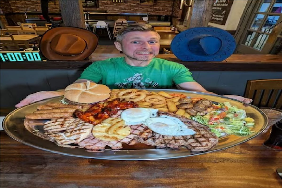 27 मिनिटांत भलमोठी नॉनव्हेज थाळी संपवली. (फोटो सौजन्य - Kennedy News and Media)