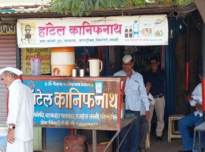 वडील चहाचं छोटं दुकान चालवतात तर आई विडी कामगार असूनही त्यांनी आपल्या मुलाच्या स्वप्नांना बळ दिल्याने त्याने यशाचा हा टप्पा गाठला आहे.