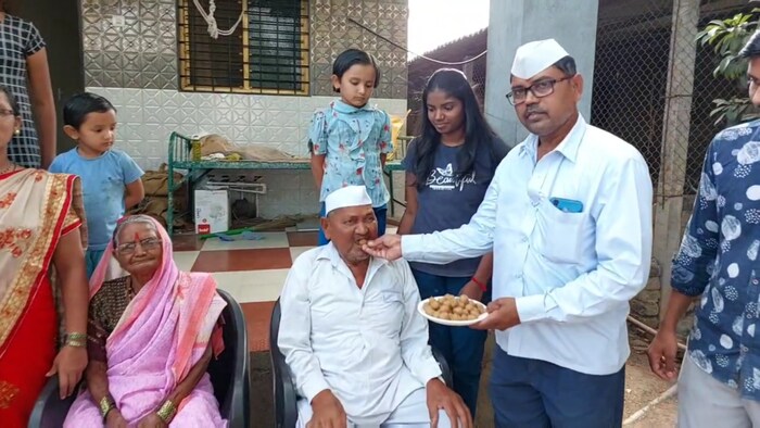 मंगेशचे कुटुंबीय आणि मित्रांनी फटाक्यांची आतिषबाजी करत पेढे वाटून आनंद साजरा केला. 