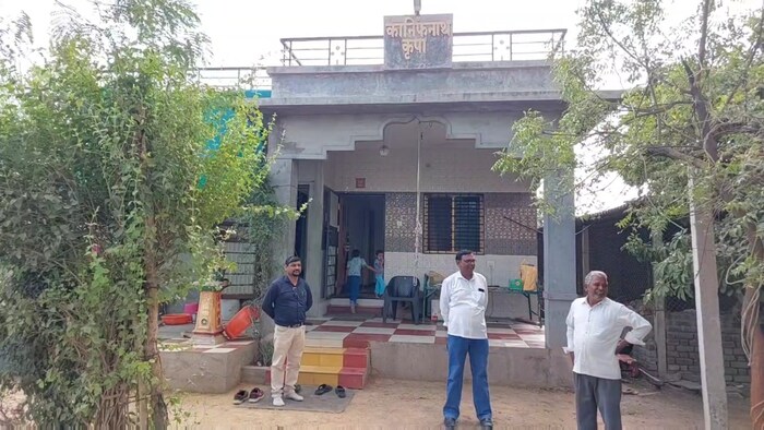 घरची परिस्थिती बेताची असल्याने मुलानेही शिक्षण घेताना आई वडिलांना जास्त पैसे द्यावे लागणार याची काळजी घेतल्याचं वडील सांगतात.