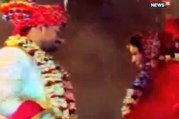 दोघांनीही गुरुवारी रात्री थाटामाटात लग्न केलं. शीतला स्थान चौक, मोजाहिदपूर येथील एका विवाह मंडपात विवाह संपन्न झाला. यानंतर वधू-वर खोलीत एकत्र बसले होते, इतक्यात अचानक नवरदेवाची तब्येत बिघडली. 