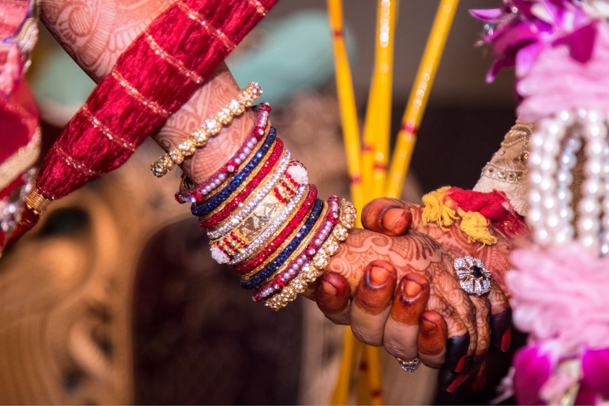 13 वर्षीय मुलीचा 8 वर्षात 15 पुरुषांसोबत विवाह