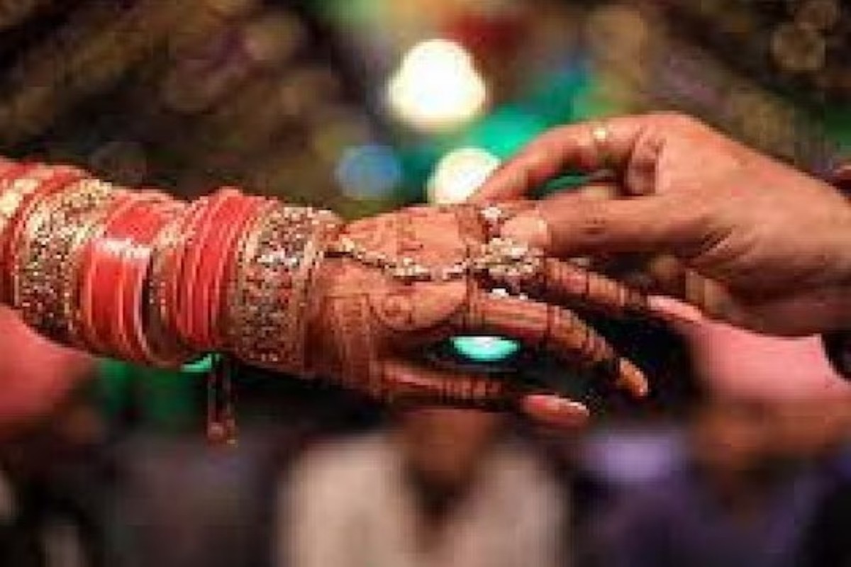 गळ्यात हार घालणार एवढ्यात मुलीने लग्नास नकार दिला अन् जे घडलं ते भयानक