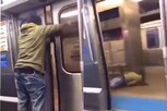 धावत्या मेट्रोचा दरवाजा उघडून घेतली उडी; व्यक्तीसोबत पुढे काय झालं बघा, Video