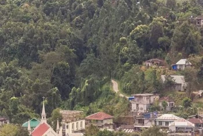 मिझोराम: या राज्याची सीमा म्यानमार आणि बांगलादेशशी आहे. अशा अनेक जमाती येथे राहतात ज्या आता नामशेष होण्याच्या मार्गावर आहेत. हे राज्य खूप सुंदर आहे. पण इथे जाण्यासाठी तुम्हाला इनर लाइन परमिटची गरज आहे. तुम्ही ते मिझोराम सरकारच्या संपर्क अधिकाऱ्याकडून देखील मिळवू शकता. परंतु जे येथे विमानाने जाणार आहेत त्यांना Lengpui Airport वरुनच परवानगी मिळेल. येथे जाण्यासाठी दोन प्रकारचे परमिट उपलब्ध आहेत. एक 15 दिवसांसाठी वैध आहे आणि एक 6 महिन्यांसाठी वैध आहे..