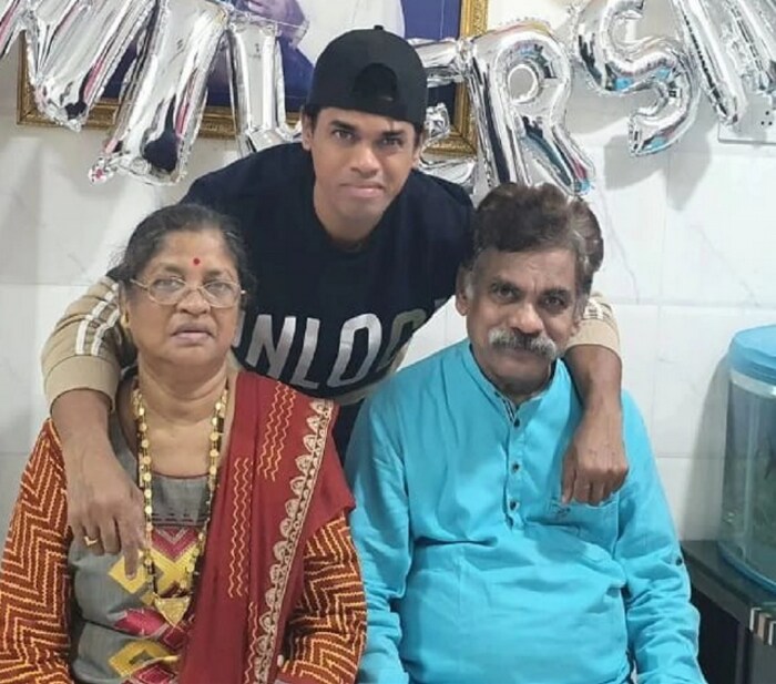 सिद्धार्थ जाधव नेहमीच आपल्या आईसोबतचे फोटो शेअर करत असतो. 