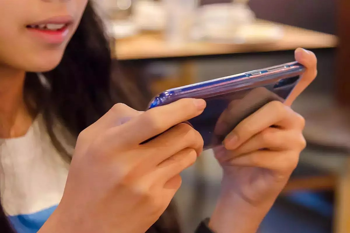 मोबाईल फोन नेमका कितीवेळ वापरावा? पहा काय सांगतात एक्सपर्ट्स