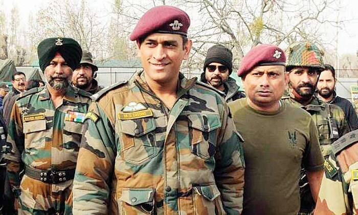 2011 मध्ये, भारतीय प्रादेशिक सैन्याने धोनीला लेफ्टनंट कर्नल पद देऊन सन्मानित केले. 2019 मधील आयसीसी वनडे वर्ल्ड कपनंतर, त्याने दोन महिन्यांच्या विश्रांतीनंतर भारतीय सैन्यदलातही सेवा दिली होती.
