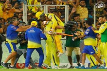 विजयानंतर MS Dhoni ने मॅच विनर रवींद्र जडेजाला दिली 'जादू की झप्पी'