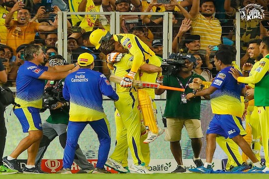 विजयानंतर MS Dhoni ने मॅच विनर रवींद्र जडेजाला दिली 'जादूकी झप्पी'