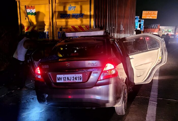 मुंबईहून पुण्याला येत असताना मध्यरात्री साडे तीनच्या सुमारास उर्से टोलनाक्याजवळ अपघात झाला. 