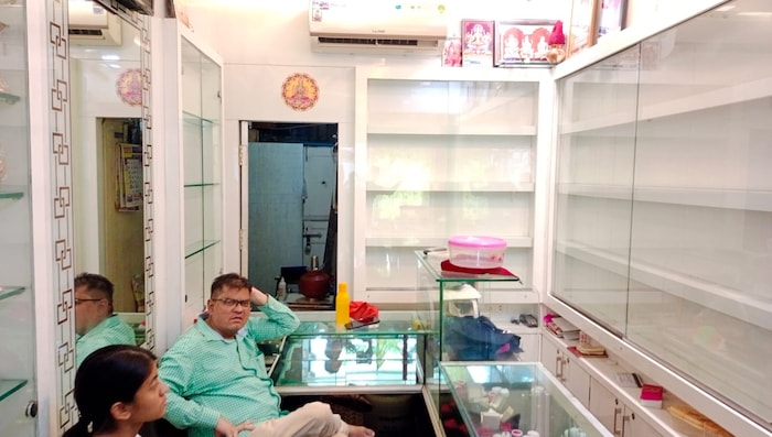 मुंबईतील गोरेगाव पश्चिम येथील करधर ज्वेलर्समध्ये 15 मे रोजी दुकानातील कर्मचाऱ्याला बेशुद्ध करून 74 लाखांचा ऐवज लुटल्याची घटना उघडकीस आली आहे. या गुन्ह्याची उकल करण्यात पोलिसांनी अखेर यश आलं आहे. (विजय वंजारा, प्रतिनिधी)