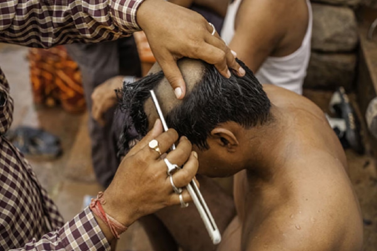 मृत्यू नंतर केस का कापतात