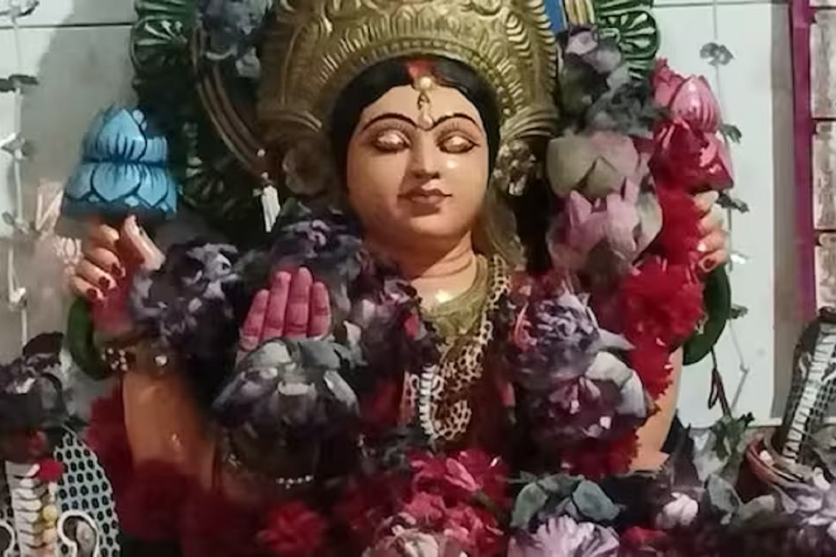 मूर्तीचे डोळे झाकले गेल्याचे दृश्य