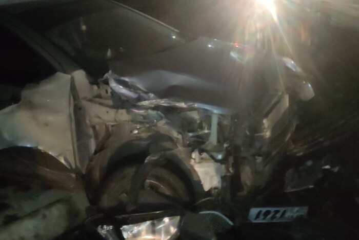 मालगाडी रिव्हर्स आल्यामुळे कारच्या समोर असलेल्या बुलेट चालकालाही लागलं, त्याच्यावर खासगी रुग्णालयात उपचार सुरू आहेत. 