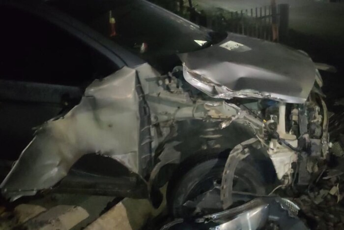 कार चालकाच्या प्रसंगावधानामुळे त्याचा जीव वाचला, पण कारचं मात्र मोठं नुकसान झालं. खिडकीतून उडी मारल्यानंतर कार चालकाला थोडी दुखापत झाली.