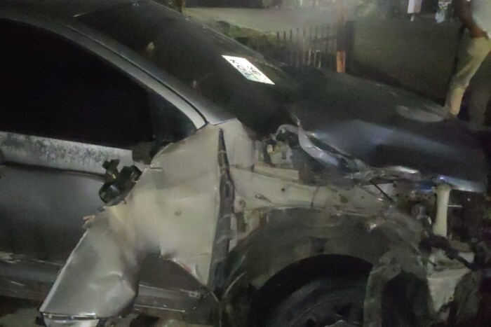 मालगाडी परत मागे आल्यामुळे हा अपघात झाला. कार चालकाला मालगाडी येत असल्याचं दिसलं, यानंतर त्याने खिडकीतून उडी मारली.