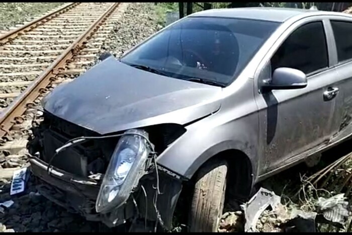 नागपूरमध्ये मालगाडीचा विचित्र अपघात घडला आहे. रेल्वे फाटकात असलेली मालगाडी अचानक रिव्हर्स आल्यामुळे हा अपघात झाला.