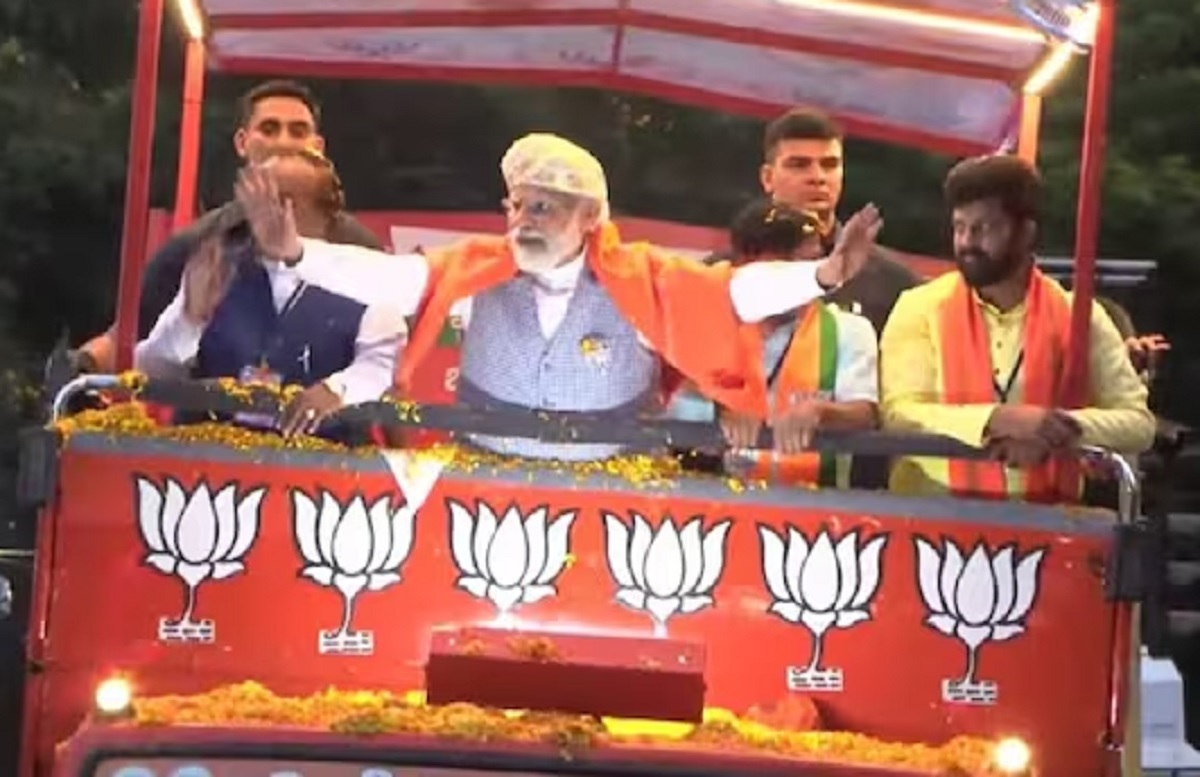 कर्नाटकात PM मोदींच्या सुरक्षेत मोठी चूक, महिलेने फेकला मोबाईल; VIDEO VIRAL