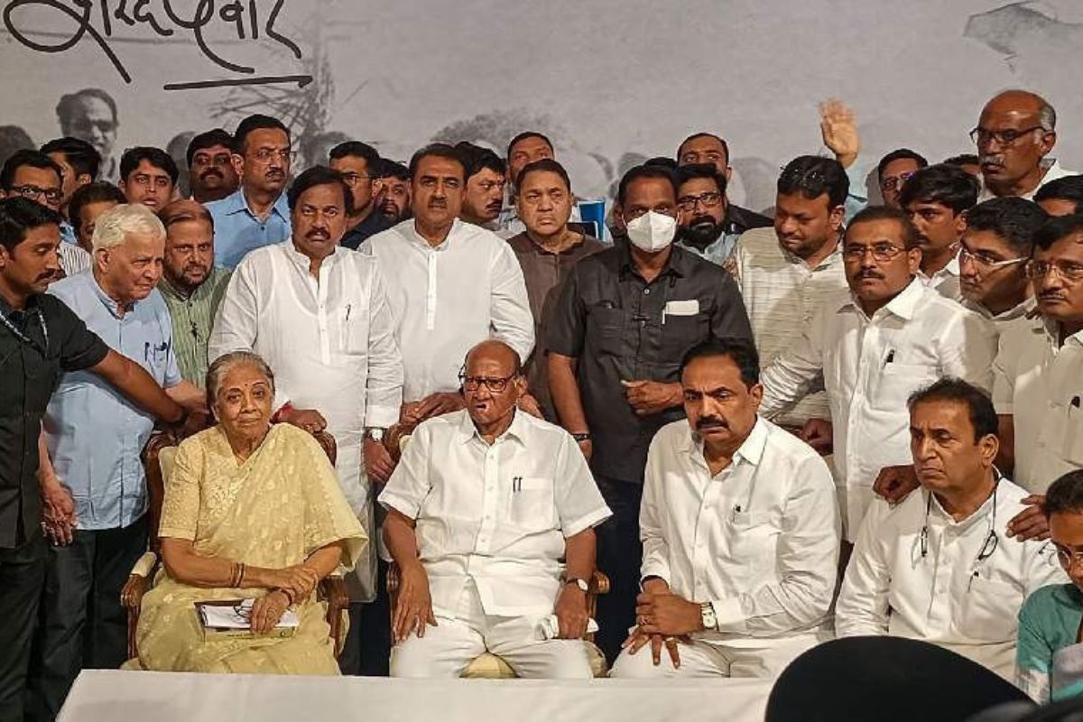 शरद पवारांचा राष्ट्रवादीच्या नेत्यांना धोक्याचा इशारा