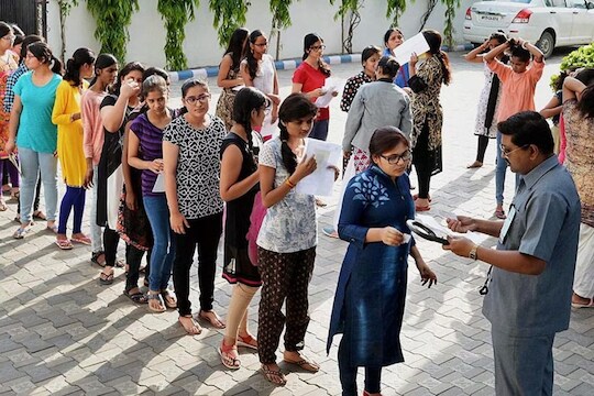 NEET UG परीक्षेत पुन्हा लाजिरवाणा प्रकार; चेकिंगच्या नावावर महिला उमेदवारांना काढायला सांगितले अंडरगारमेंट्स
