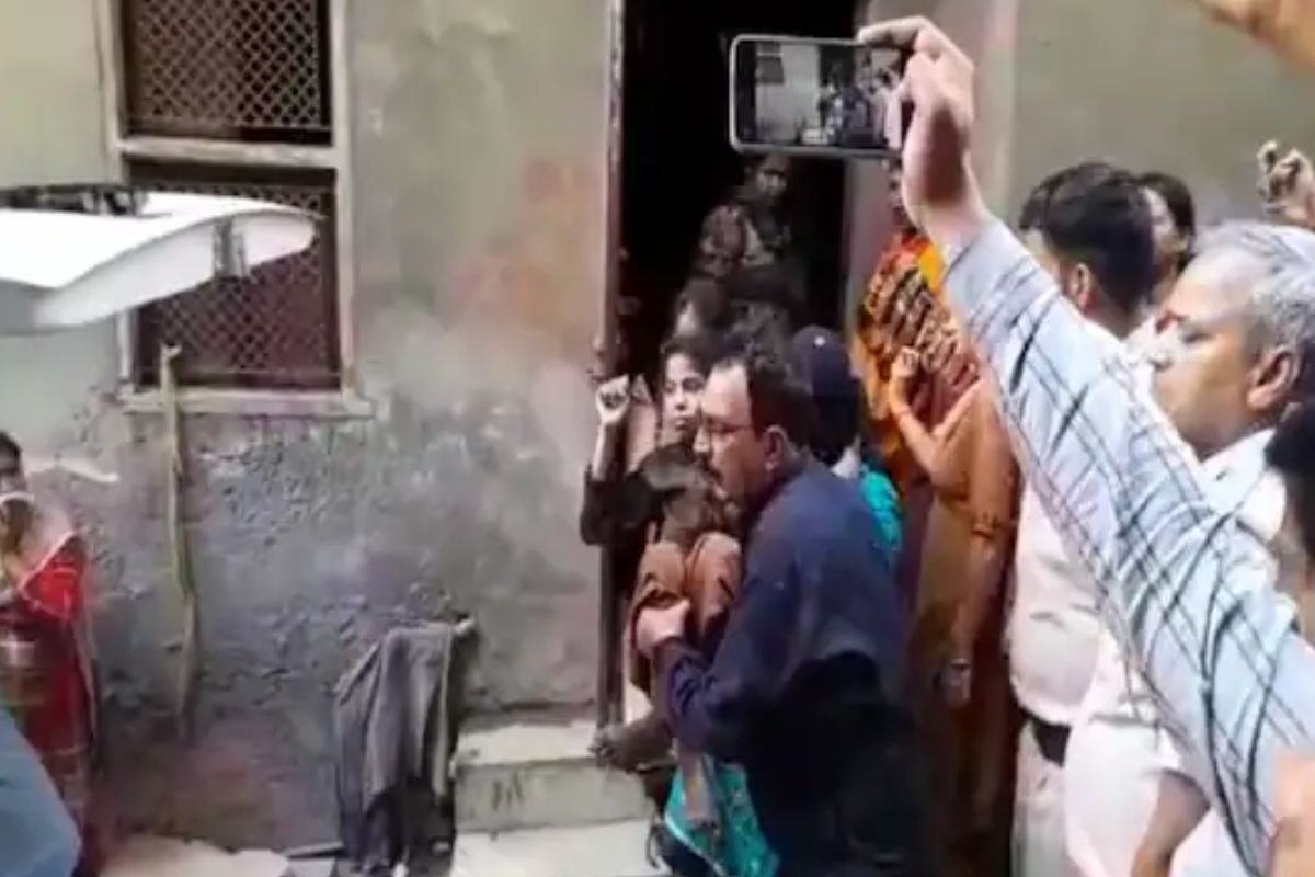 वर्षभर खोलीत बंद राहिल्या 2 बहिणी