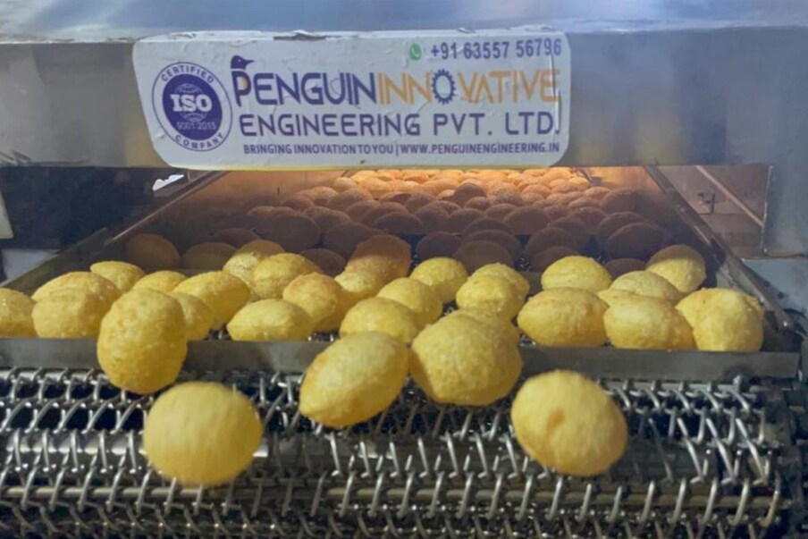 तिथे त्यापासून पाणीपुरीचा आकार तयार केला जातो. ते तयार झाल्यानंतर त्या पुऱ्या कापडावर टाकल्या जातात. अशा रीतीने तयार झालेल्या कच्च्या पाणीपुऱ्या अंतिम टप्प्यात तेलात तळण्यासाठी तयार होतात. नंतर या कच्च्या पाणीपुऱ्या मशीनमध्येच तळल्या जातात व खाण्यासाठी तयार होतात. मशीनने तयार केलेल्या पाणीपुऱ्या फुटत नाही आणि त्या खूप कुरकुरीत असतात. हे फोर-बेल्ट मशीन पूर्णपणे ऑटोमॅटिक आहे.