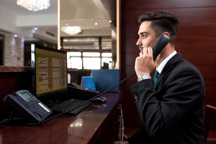 खाजगी कार्यालय, रुग्णालय किंवा कंपनीमध्ये पार्ट टाइम रिसेप्शनिस्ट (Receptionist jobs) म्हणून काम करण्यासाठी तुम्हाला 3000 ते 8000 रुपये मिळू शकतात. यासाठी आपल्याला 4 ते 5 तास द्यावे लागतील.