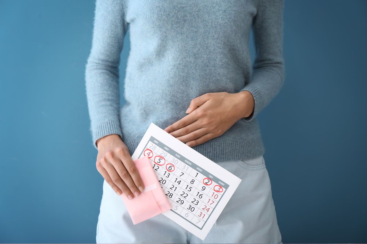 पिरियड पेनची पातळी हृदयविकाराच्या वेदनेसारखी असते. युनिव्हर्सिटी कॉलेज लंडनच्या एका संशोधनात ही बाब समोर आली आहे. त्यामुळे या दिवसांमध्ये महिलांना कामावरून सुट्टी म्हणजेच पिरियड लिव्ह देण्याची चर्चा जगभर होत आहे. 