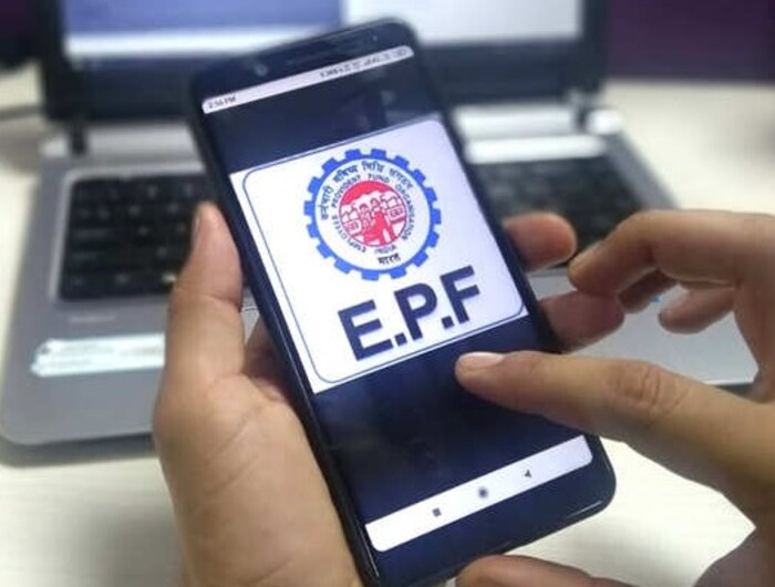 नोकरी करताना कंपनीकडून UAN नंबर देण्यात येतो. हा नंबर तुमच्या EPFO खात्याचा पुरावा असतो. तो अॅक्टिव्हेट करणं गरजेचं असतं. या अंतर्गत तुमचंय पीएफ अकाउंट उघडलं जातं. ज्यामध्ये तुम्ही आणि तुमची कंपनी दरमहा पैसे टाकत असतात.. 