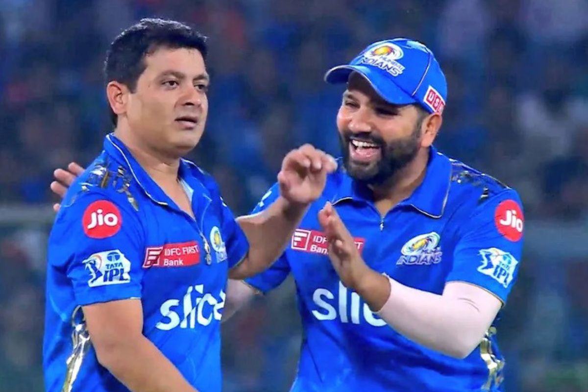 भारताचा अनुभवी ऑफ स्पिनर आर.अश्विन मुंबई इंडियन्सचा लेग स्पिनर पियुष चावलाच्या सेन्स ऑफ ह्युमरचा दिवाना झाला आहे. अश्विनने पियुषसोबतच्या मजेदार चर्चेबाबत खुलासा केला आहे. पियुष चावला आयपीएल 2023 मध्ये त्याच्या उत्कृष्ट बॉलिंगमुळे पुन्हा चर्चेत आला आहे. पियुष चावलाचा मुलगाही क्रिकेटपटू होण्याचं स्वप्न बघत आहे, पण पियुषने त्याला आधीच धोक्याचा इशारा दिल्याचं अश्विनने सांगितलं. 