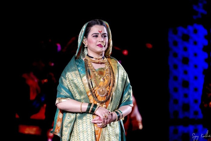  पण मागील काही महिन्यांपासून प्राजक्ताचे तलवारबाजी करतानाचे व्हिडीओ समोर आलेत. यावरून ती तिच्या नव्या प्रोजेक्टमध्ये बिझी असल्यानं तिनं येसूबाईंची भूमिका सोडल्याचं म्हटलं जात आहे.