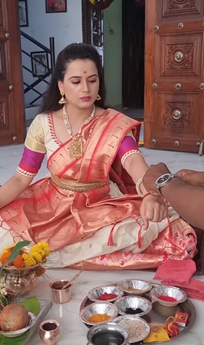 नव्या घराच्या गृहप्रवेशावेळी प्राजक्ता मराठमोळ्या पेहरावात दिसली.