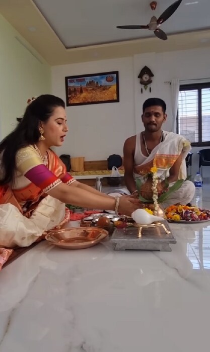  सोशल मीडियावर नव्या घराचा व्हिडीओ शेअर करताच प्राजक्ताला चाहत्यांनी शुभेच्छा देत तिचं अभिनंदन केलंय.