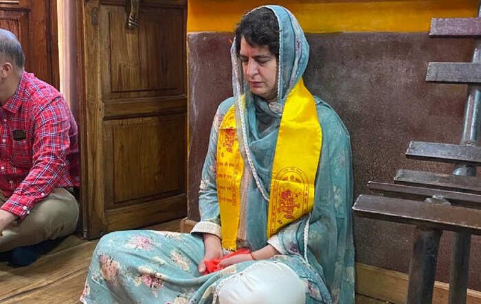   सुरू असताना काँग्रेस नेत्या प्रियांका गांधी यांनी हनुमान मंदिरात जाऊन दर्शन घेतलं.