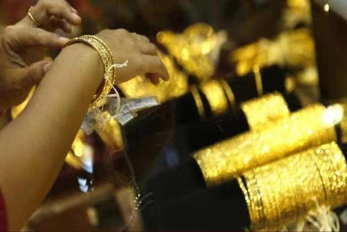  भारतात सण, समारंभ किंवा घरगुती कार्यक्रमांच्या प्रसंगी सोन्याची खरेदी केली जाते.  सोन्याची बाजारपेठ प्रसिद्ध आहे. सध्या लग्नसराई असल्याने सराफा बाजारात मोठी गर्दी होताना दिसतेय.