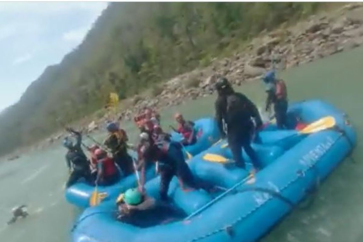 राफ्टिंग गाईड आणि पर्यटकांमध्ये जोरदार हाणामारी