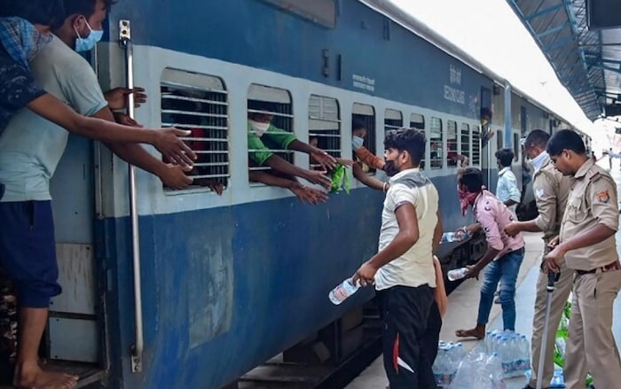 प्लॅटफॉर्मवर असलेल्या खाद्यपदार्थांच्या स्टॉलवर वस्तू खरेदी करणारे बहुतांश ग्राहक हे प्रवासी असल्याने ते अत्यंत घाईमध्ये असतात. अशा वेळी त्यांना दुकानदाराशी वाद घालायचा नसतो. यामुळे ते शांतपणे सामान घेऊन निघून जातात. ट्रेनमध्ये प्रवास करताना तुमच्यासोबत असे कधी घडले तर तुम्ही अशा दुकानदारांची तक्रार करू शकता. तुमच्या तक्रारीवरून एमआरपीपेक्षा जास्त दराने माल विकणाऱ्या दुकानदारावर रेल्वेच्या नियमानुसार कारवाई केली जाईल.