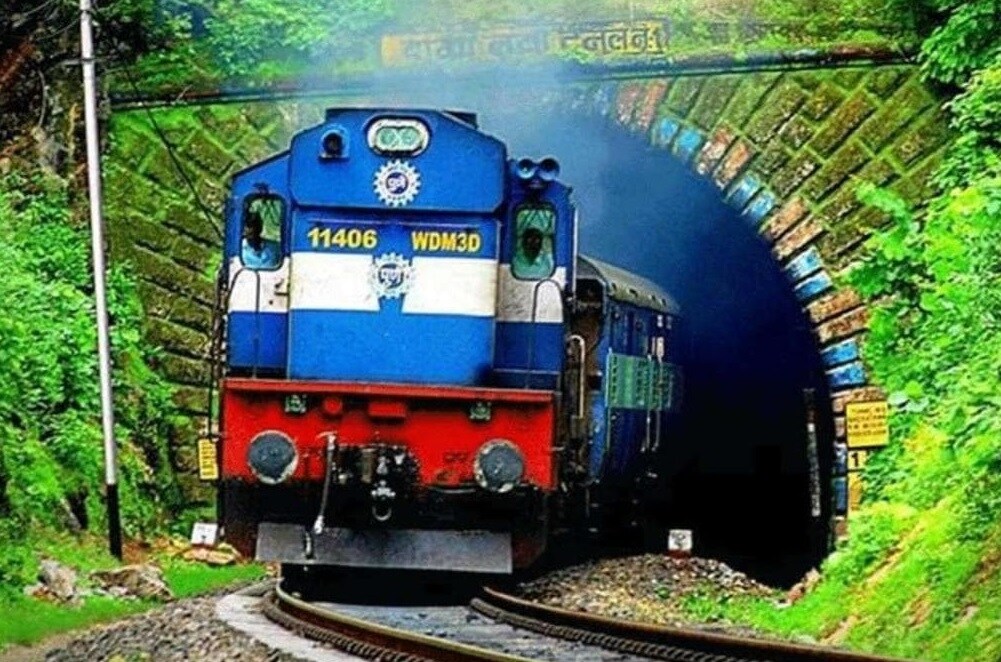 हे स्थानक भारतातील अनोख्या रेल्वे स्टेशनपैकी एक आहे. पॅसेंजर ते एक्स्प्रेस आणि काही सुपरफास्ट गाड्या येथे थांबतात.